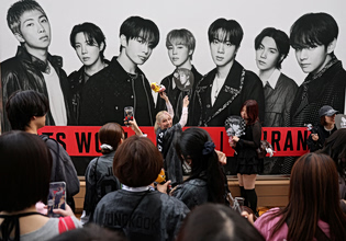 Νότια Κορέα: Γιατί κατηγορείται ο μεγιστάνας πίσω από τους K-Pop θρύλους, BTS;