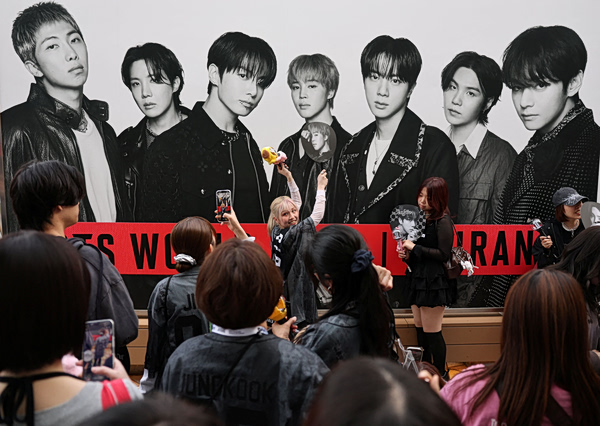 Νότια Κορέα: Γιατί κατηγορείται ο μεγιστάνας πίσω από τους K-Pop θρύλους, BTS;