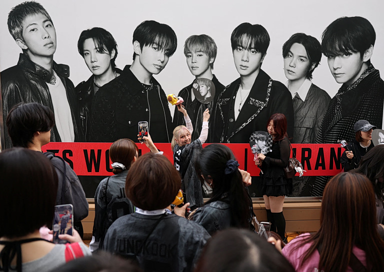 Νότια Κορέα: Γιατί κατηγορείται ο μεγιστάνας πίσω από τους K-Pop θρύλους, BTS;