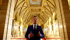 O Πέτερ Μαγιάρ θα παρευρεθεί σε πρεμιέρα ντοκιμαντέρ για την άνοδο του