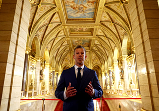 O Πέτερ Μαγιάρ θα παρευρεθεί σε πρεμιέρα ντοκιμαντέρ για την άνοδο του