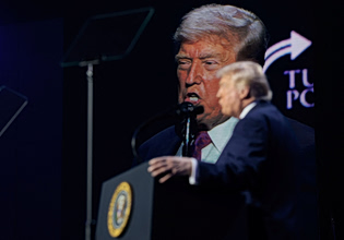 Σε διαπραγματεύσεις ο Τραμπ με την εφορία των ΗΠΑ σε σχέση με αγωγή ύψους 10 δισ.