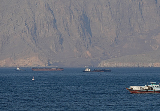 Η επίτευξη συμφωνίας με τις ΗΠΑ είναι ακόμη μακριά, λέει το Ιράν – Ένταση με πυρά σε πλοία στα κλειστά στενά του Ορμούζ