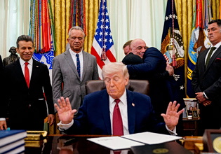 Η διπλωματία Τραμπ περιλαμβάνει πολύ Truth Social – Βομβαρδισμός αναρτήσεων με την εκεχειρία να λήγει