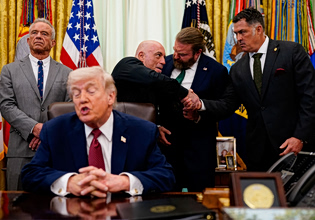 Οι ΗΠΑ κατέλαβαν πλοίο που προσπάθησε να σπάσει τον αποκλεισμό – Τραμπ: Του ανοίξαμε τρύπα στο μηχανοστάσιο