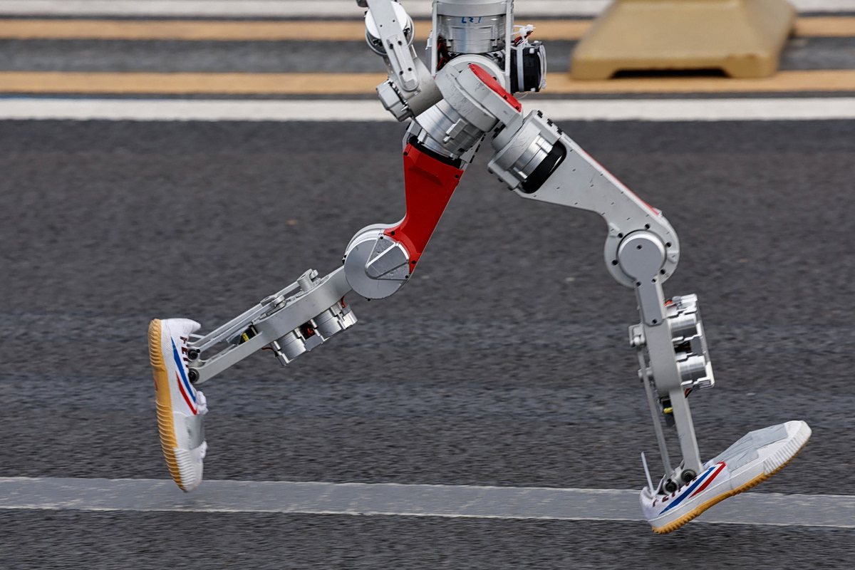 Πεκίνο: Ανθρωποειδές ρομπότ κατέρριψε το ανθρώπινο παγκόσμιο ρεκόρ σε ημιμαραθώνιο