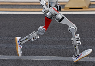 Πεκίνο: Ανθρωποειδές ρομπότ κατέρριψε το ανθρώπινο παγκόσμιο ρεκόρ σε ημιμαραθώνιο