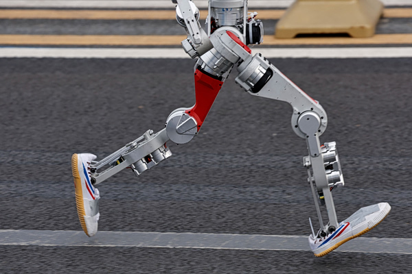 Πεκίνο: Ανθρωποειδές ρομπότ κατέρριψε το ανθρώπινο παγκόσμιο ρεκόρ σε ημιμαραθώνιο