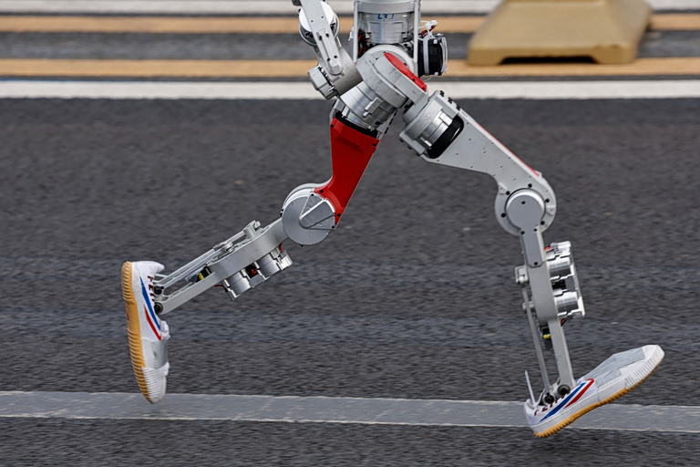 Πεκίνο: Ανθρωποειδές ρομπότ κατέρριψε το ανθρώπινο παγκόσμιο ρεκόρ σε ημιμαραθώνιο