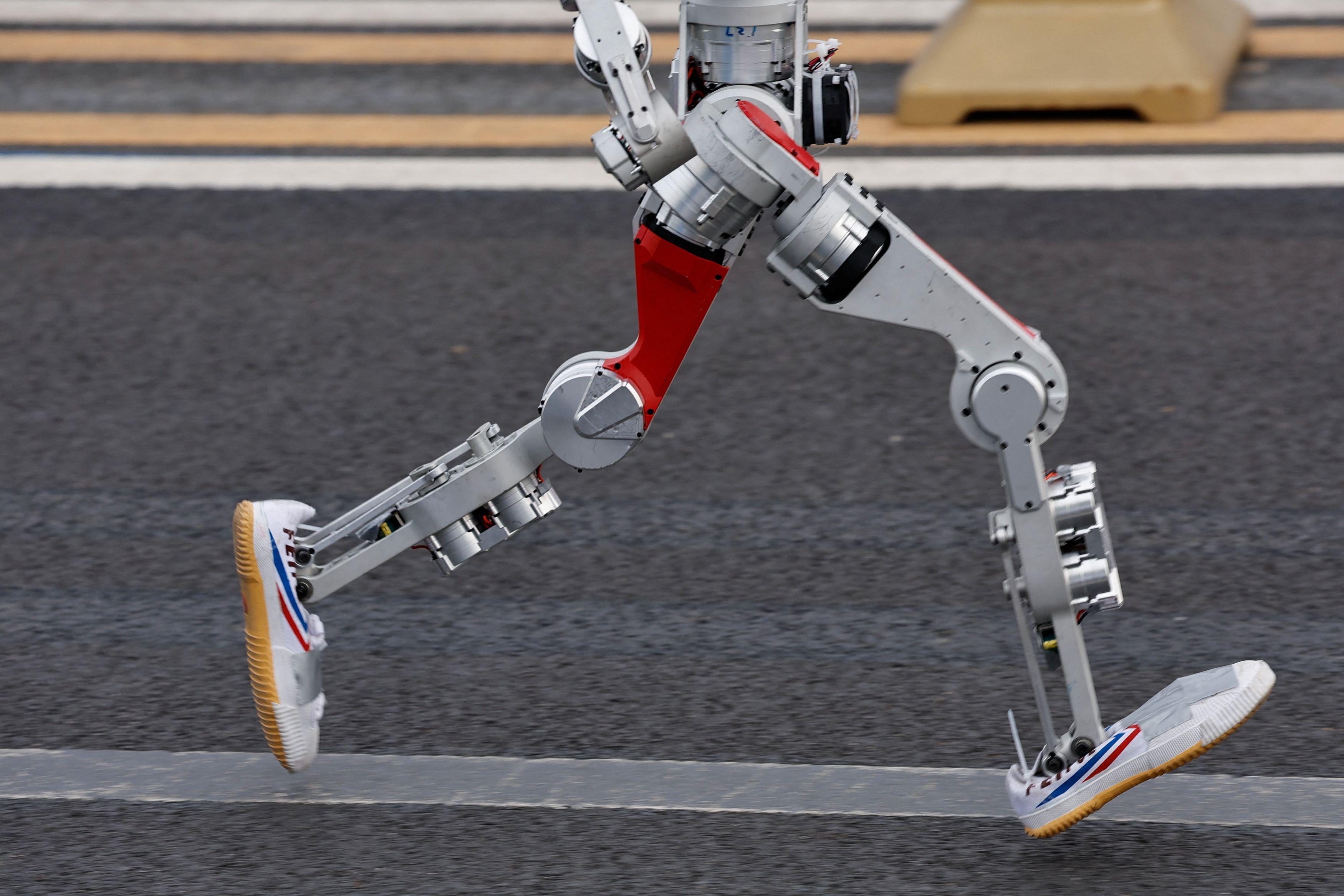 Πεκίνο: Ανθρωποειδές ρομπότ κατέρριψε το ανθρώπινο παγκόσμιο ρεκόρ σε ημιμαραθώνιο