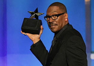 Έντι Μέρφι: Συγκίνηση και αποθέωση σε μια βραδιά-ορόσημο για την καριέρα του