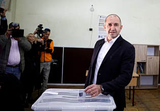 Βουλγαρία: Ο φιλορώσος Ρούμεν Ράντεφ προηγείται στις εκλογές, σύμφωνα με τα exit polls