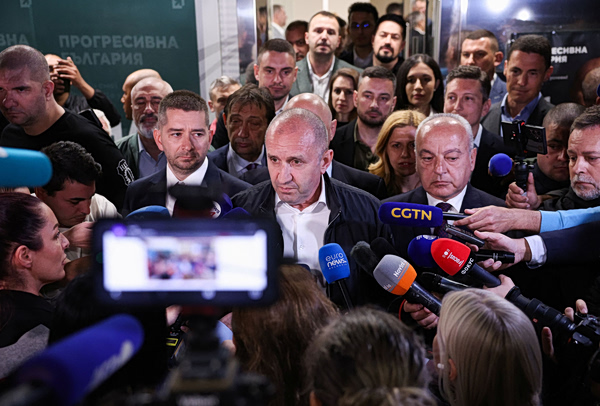 Βουλγαρία: Πως η νίκη Ράντεφ είναι ικανή να «σπάσει» την κρίσιμη αλυσίδα εφοδιασμού της Ουκρανίας με πυρομαχικά