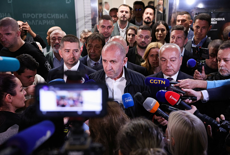 Βουλγαρία: Πως η νίκη Ράντεφ είναι ικανή να «σπάσει» την κρίσιμη αλυσίδα εφοδιασμού της Ουκρανίας με πυρομαχικά