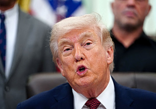 Ο Τραμπ προκαλεί χάος στον Λευκό Οίκο – Τον έκλεισαν έξω από τη αίθουσα επιχειρήσεων όταν καταρρίφθηκε το F15