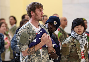 ΗΠΑ: Βετεράνοι του αμερικανικού στρατού διαδηλώνουν ενάντια στον πόλεμο στο Ιράν – Πάνω από 60 συλλήψεις