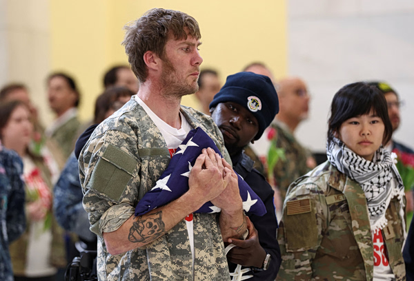 ΗΠΑ: Βετεράνοι του αμερικανικού στρατού διαδηλώνουν ενάντια στον πόλεμο στο Ιράν – Πάνω από 60 συλλήψεις