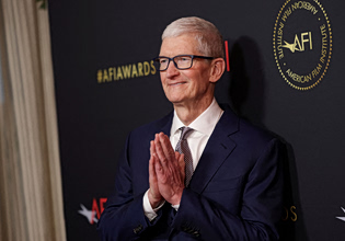 Apple: Ο Τιμ Κουκ παραδίδει 4 τρισ. δολάρια κεφαλαιοποίησης μετά από 15 χρόνια