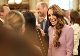 Το συμβολικό κολιέ που φόρεσε η Κέιτ Μίντλετον για να τιμήσει την βασίλισσα Ελισάβετ