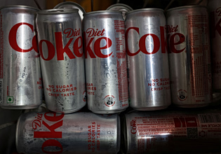 Πώς ο πόλεμος «μπλόκαρε» τα κουτάκια της Diet Coke στην Ινδία
