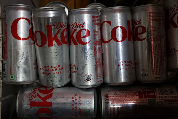 Πώς ο πόλεμος «μπλόκαρε» τα κουτάκια της Diet Coke στην Ινδία