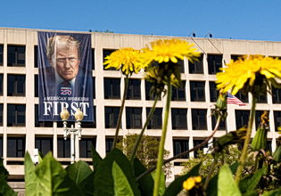 ΗΠΑ: Οι Δημοκρατικοί κέρδισαν δημοψήφισμα για τον εκλογικό χάρτη στη Βιρτζίνια – Νοθεία καταγγέλλει ο Τραμπ