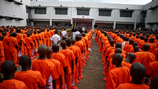 O Πάπας Λέων επισκέφθηκε φυλακή – κολαστήριο στην Αφρική με τους κρατούμενους να φωνάζουν «ελευθερία» (βίντεο)