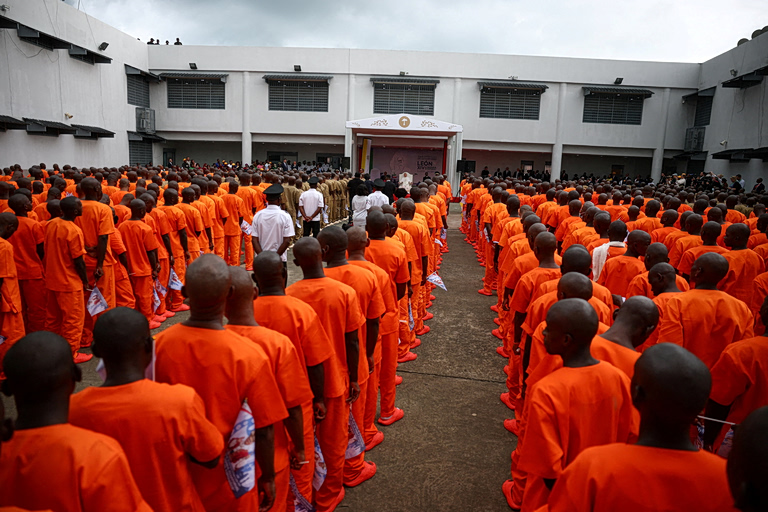 O Πάπας Λέων επισκέφθηκε φυλακή - κολαστήριο στην Αφρική με τους κρατούμενους να φωνάζουν «ελευθερία» (βίντεο)