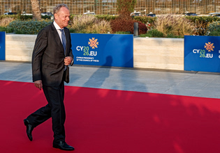 Ο Τουσκ αμφισβητεί τη δέσμευση των ΗΠΑ στην Ευρώπη – Τα ερωτήματα για το ΝΑΤΟ