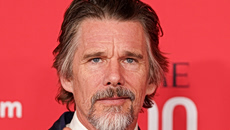 Όλα καλά – Ο Ίθαν Χοκ εγκρίνει τον γαμπρό του