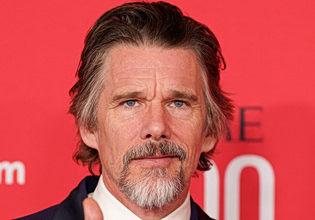 Όλα καλά – Ο Ίθαν Χοκ εγκρίνει τον γαμπρό του