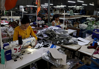 Πόλεμος στο Ιράν: Πώς απειλεί την fast fashion – Έρχεται κύμα ανατιμήσεων σε ρούχα και sneakers