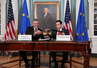 ΕΕ και ΗΠΑ υπογράφουν μνημόνιο αμοιβαίας κατανόησης για τα κρίσιμα ορυκτά (βίντεο)