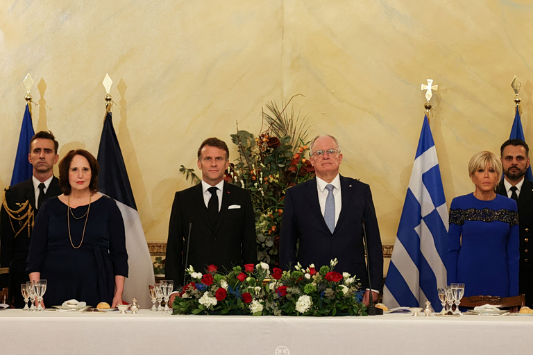 Μακρόν: Αν απειληθεί η κυριαρχία της Ελλάδας θα είμαστε εδώ – «Ελλάς, Γαλλία, συμμαχία» είπε στα ελληνικά