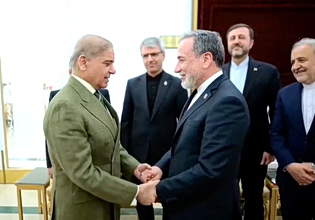 Ιράν: Στρίβειν διά των Στενών του Ορμούζ – Η πρόταση Αραγτσί για ξεπεραστούν τα εμπόδια για τα πυρηνικά