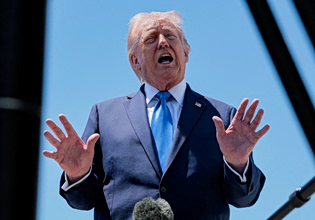 Η ασφυκτική λαβή Τραμπ στη Wall Street