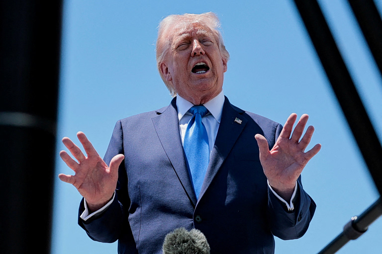 Η ασφυκτική λαβή Τραμπ στη Wall Street