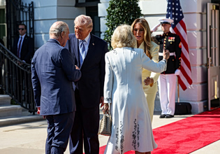 Η προειδοποίηση του Τραμπ προς τον Κάρολο – Αναγνώστης χειλιών αποκαλύπτει τον διάλογο