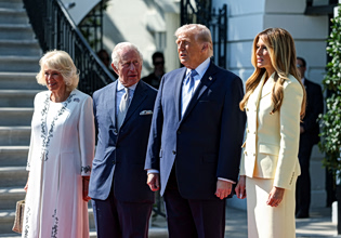 Η προειδοποίηση του Τραμπ προς τον Κάρολο – Αναγνώστης χειλιών αποκαλύπτει τον διάλογο