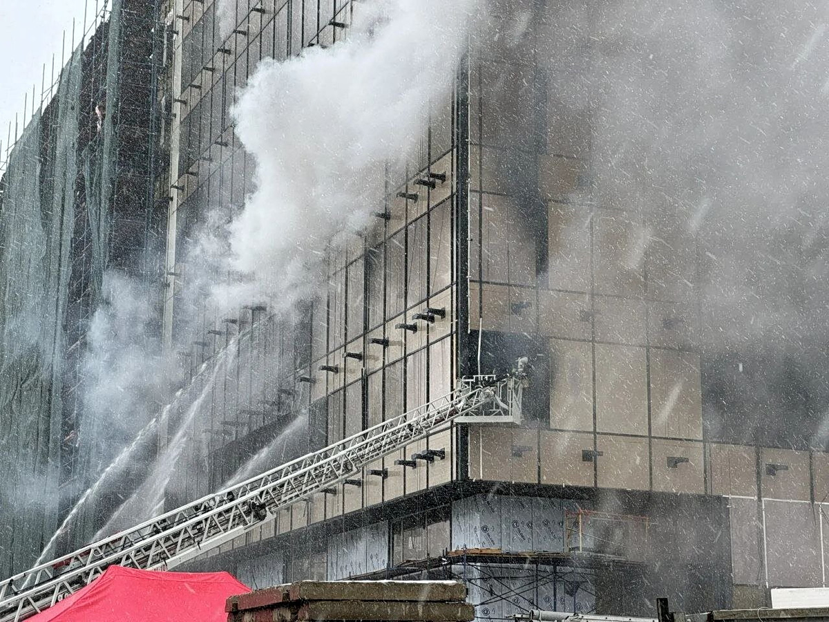 Ρωσία: Πυρκαγιά σε υπό κατασκευή κτίριο στη Μόσχα – Τουλάχιστον 7 νεκροί και δεκάδες τραυματίες