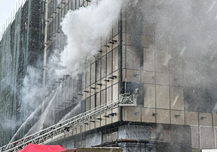 Ρωσία: Πυρκαγιά σε υπό κατασκευή κτίριο στη Μόσχα – Τουλάχιστον 7 νεκροί και δεκάδες τραυματίες
