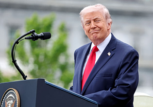 Υπό πίεση ο Τραμπ καθώς ανεβαίνουν οι τιμές καυσίμων, λέει πως το Ιράν ζητά από τις ΗΠΑ να ανοίξουν το Ορμούζ