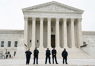 ΗΠΑ: Το Ανώτατο Δικαστήριο τροποποιεί τους εκλογικούς κανόνες – Περιορίζει τα δικαιώματα ψήφου των μειονοτήτων