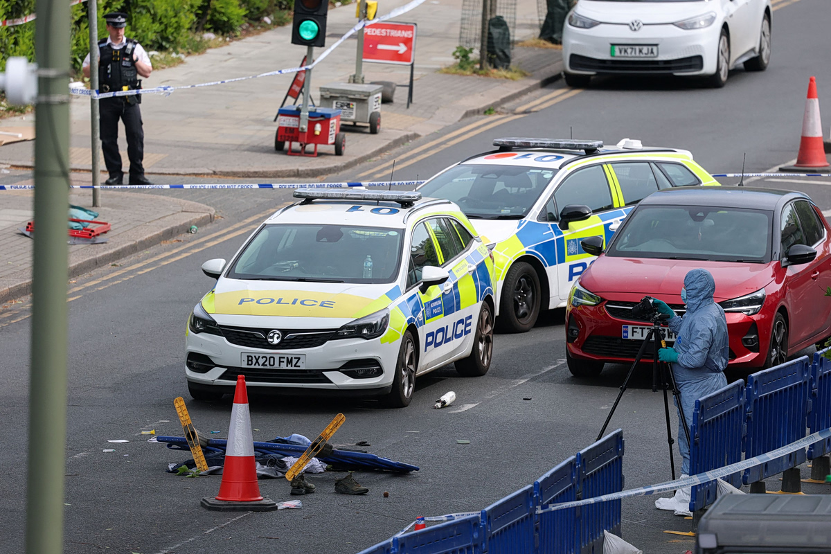 Λονδίνο: Η στιγμή που ο δράστης χτυπά το ένα από τα δύο θύματά του – Φώναζε «Αλλάχου Άκμπαρ»