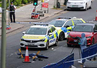 Λονδίνο: Η στιγμή που ο δράστης χτυπά το ένα από τα δύο θύματά του – Φώναζε «Αλλάχου Άκμπαρ»