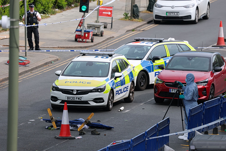 Λονδίνο: Η στιγμή που ο δράστης χτυπά το ένα από τα δύο θύματά του – Φώναζε «Αλλάχου Άκμπαρ»