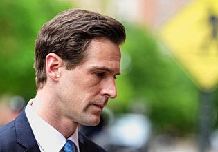 Παραδόθηκε στις αρχές ο πρώην διευθυντής του FBI Τζέιμς Κόμι που κατηγορείται ότι απείλησε τη ζωή του Τραμπ