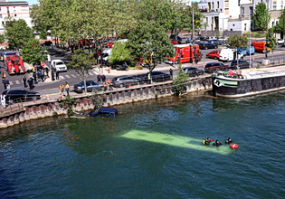 Γαλλία: Λεωφορείο έπεσε στον Σηκουάνα – Στο τιμόνι εκπαιδευόμενος οδηγός, επιχείρηση διάσωσης επιβατών