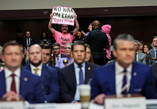 «Χέγκσεθ, είσαι εγκληματίας πολέμου» – Ακτιβιστής διέκοψε την ακρόαση του υπουργού Άμυνας στη Γερουσία των ΗΠΑ