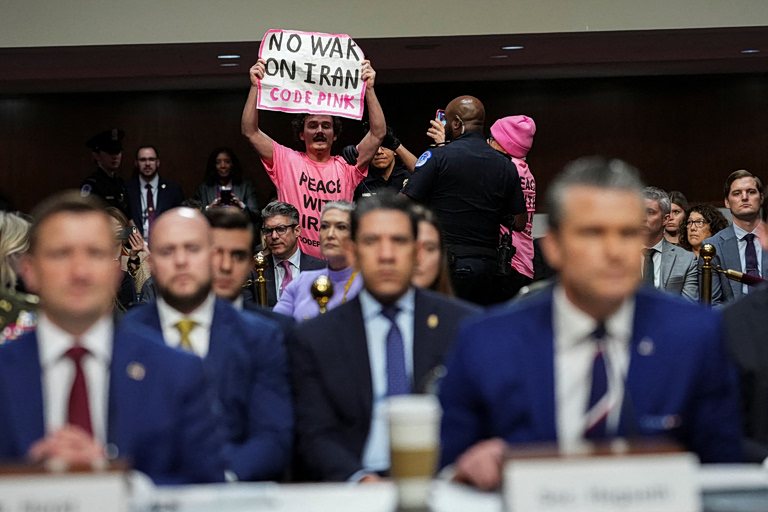 «Χέγκσεθ, είσαι εγκληματίας πολέμου» – Ακτιβιστής διέκοψε την ακρόαση του υπουργού Άμυνας στη Γερουσία των ΗΠΑ